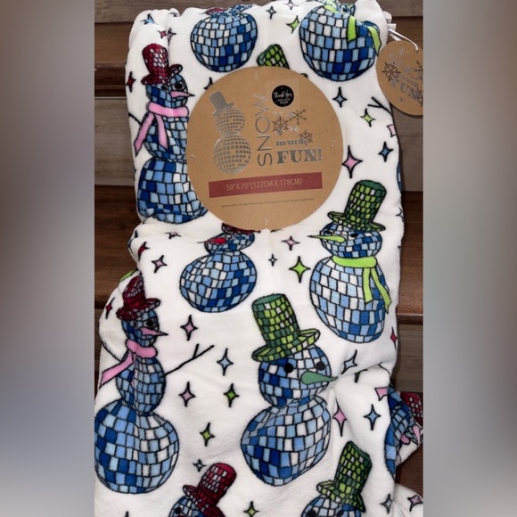 Super Cute Snowman ☃️ Disco plush blanket throw 50” x 70” by Snow Much Fun - NEW - Picture 9 of 9